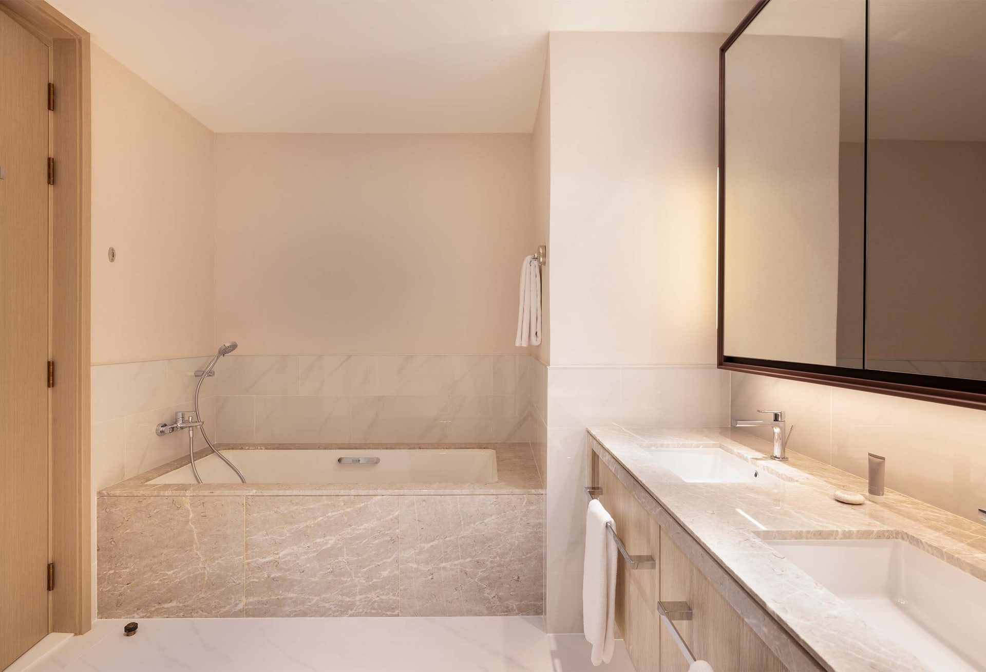 Furnished Full Sea View Corner Unit in Address Harbour Point Tower 2, Dubai Creek Harbour interiors